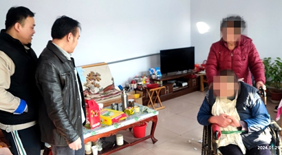 走訪慰問(wèn)社區(qū)困難群眾